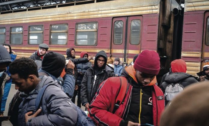 « Comme si la France ne voulait pas de nous » : à Orléans, le sort des étudiants africains ayant fui l’Ukraine